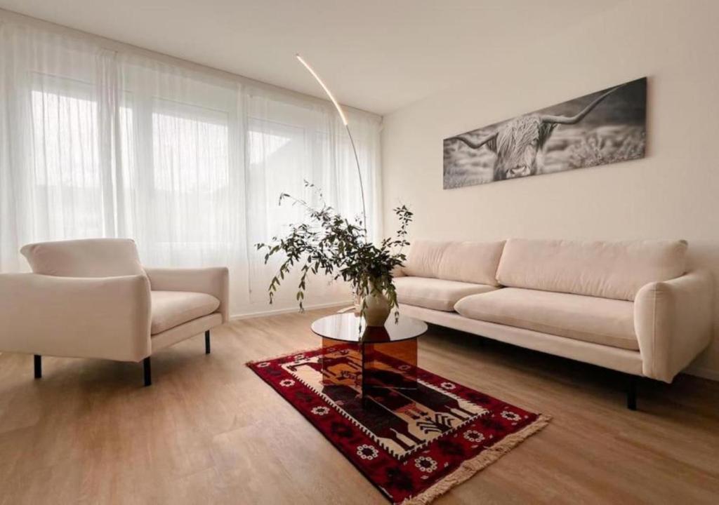 苏黎世Urban Oasis - 2BR Apartment near Bahnhof Zürich Oerlikon -302-的客厅配有沙发和桌子