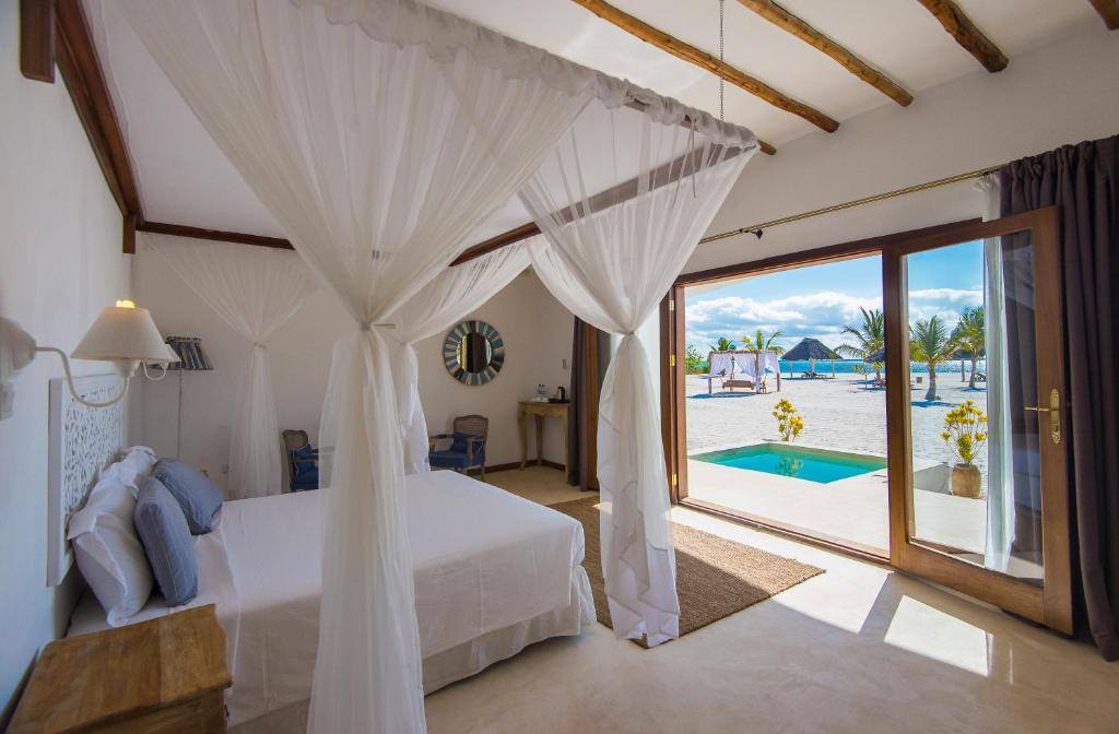 米查维Konokono Beach Resort and Isaraya Luxury Overwater Villas的一间卧室配有一张床,享有游泳池的景色