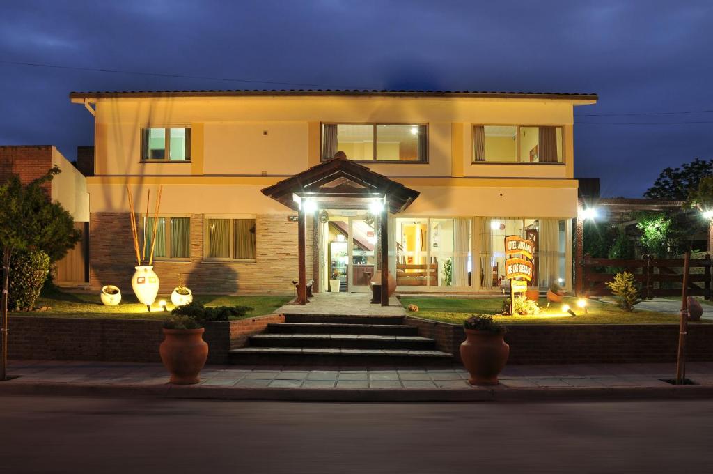 维拉卡洛斯帕兹米拉多尔代拉斯山脉酒店的前面有灯的房子