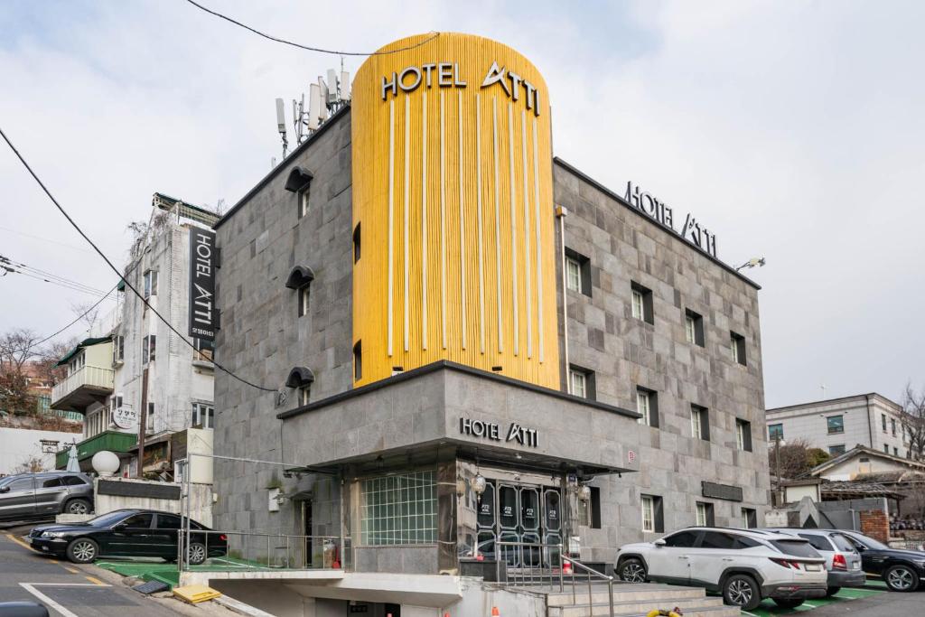 仁川市Hotel Atti的一座建筑顶部有黄色塔楼的酒店