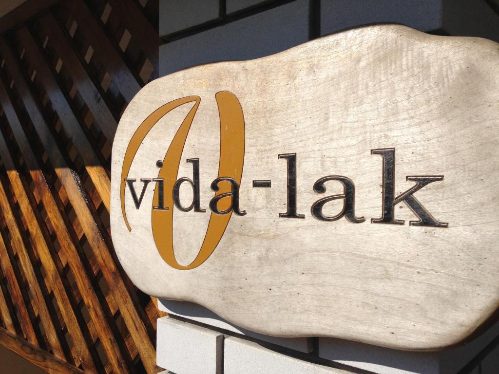 拜赖克菲尔德Vida-lak的建筑上写有维达拉塔西的标志