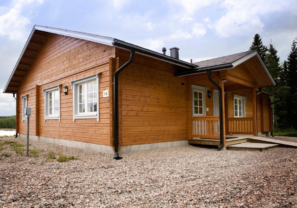 Längelmäki萨尔哥拉蒂度假宾馆的一座带许多窗户的小木房子