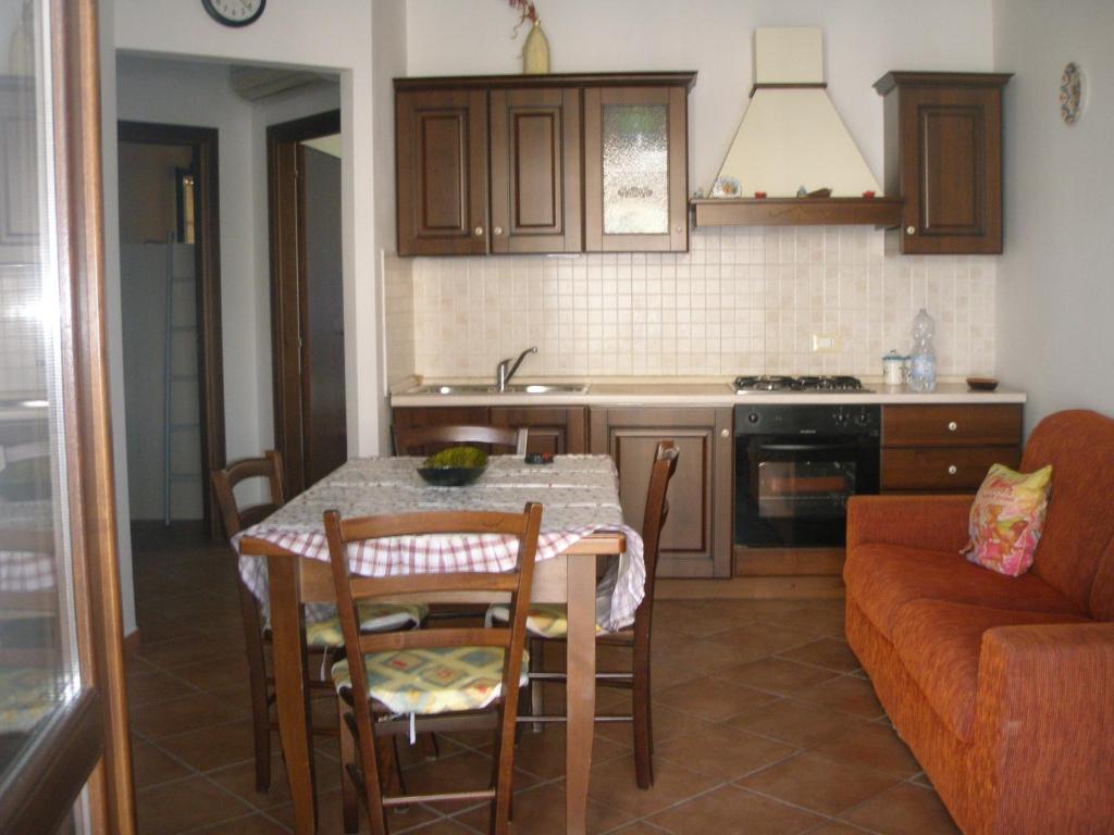 圣维托罗卡波Casa Antonella的厨房配有桌椅和沙发。