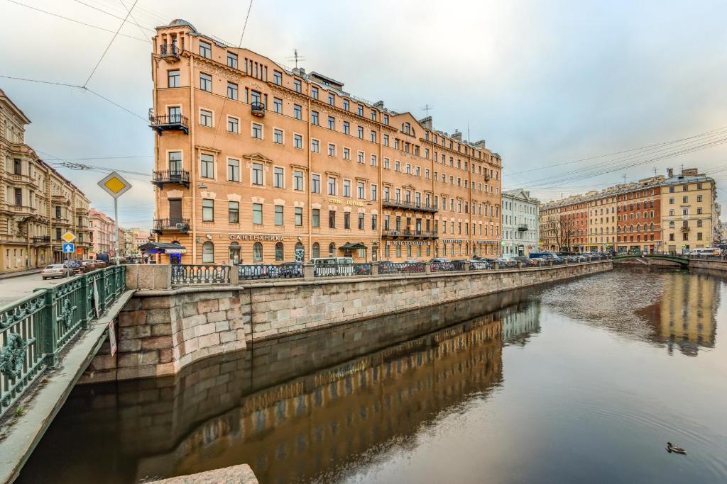 圣彼得堡果戈里之家酒店的一座建有建筑物的城市里河流上的桥梁