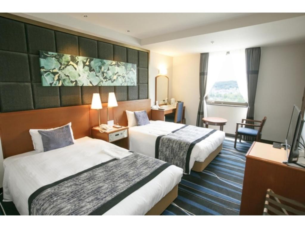 冈山Recent Culture Hotel - Vacation STAY 29737v的酒店客房配有两张床和一张书桌