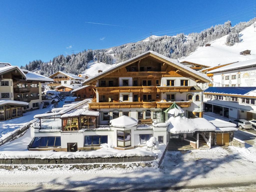 盖洛斯Hotel Kristall - Adults Only的雪地中的滑雪小屋,有雪覆盖的建筑