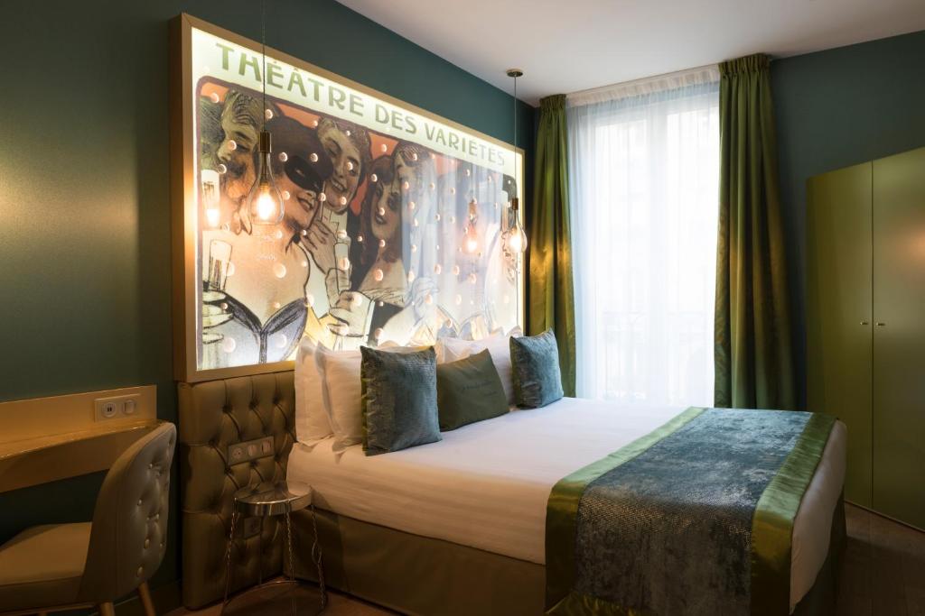 巴黎巴黎泡沫酒店的酒店客房的墙上设有一张带四柱床的床铺。