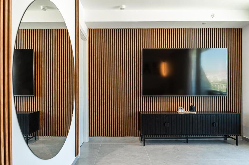 Luxury Apartments And Studios At Sea Side By Rently的电视和&#47;或娱乐中心
