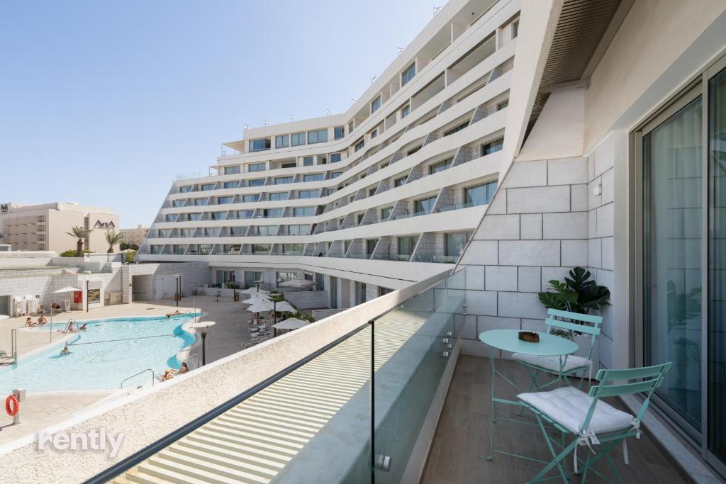 Luxury Apartments And Studios At Sea Side By Rently内部或周边的泳池
