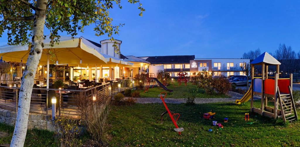 滨湖施图本贝格埃拉精品酒店的一个带游乐场的庭院和一座建筑