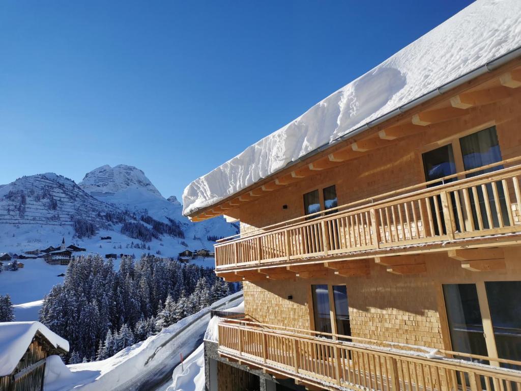 沃瑟姆阿尔伯格Naturhaus am Arlberg的山中雪地小木屋