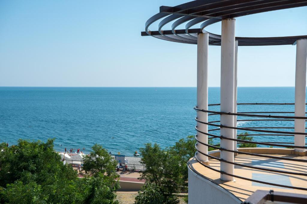 阿德勒Bogorodsk Olympic Beach的从大楼内可欣赏到海景