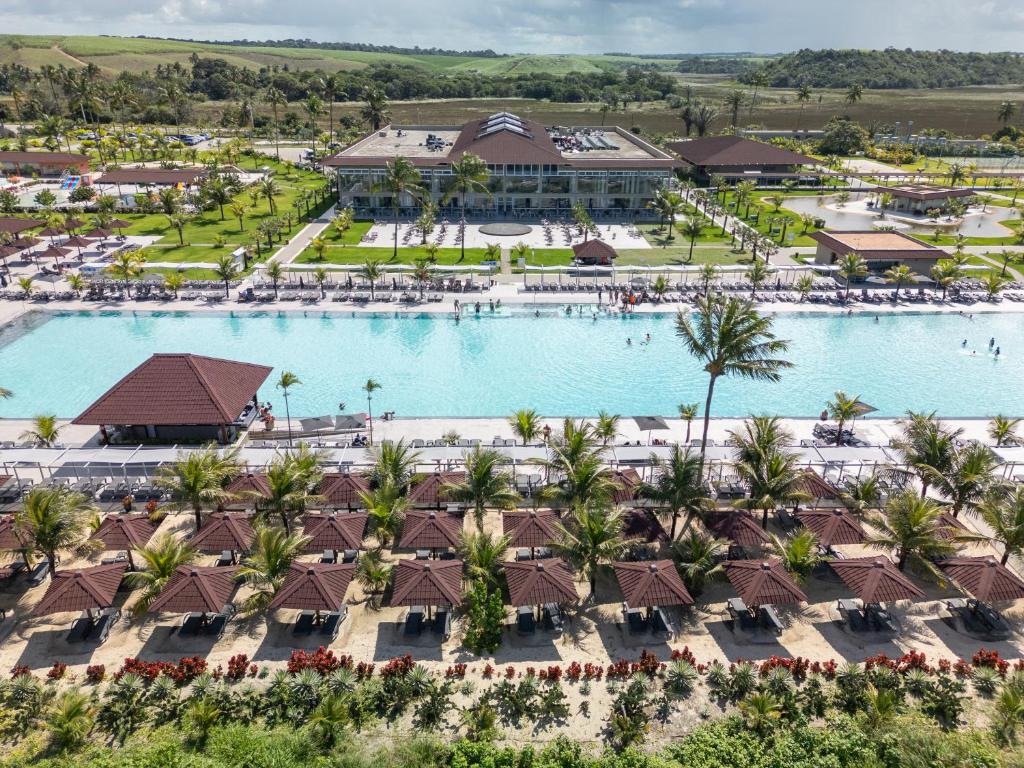 拉巴拉德纳圣安东尼奥Vila Galé Resort Alagoas - All Inclusive的享有度假胜地的空中景致,设有2个游泳池