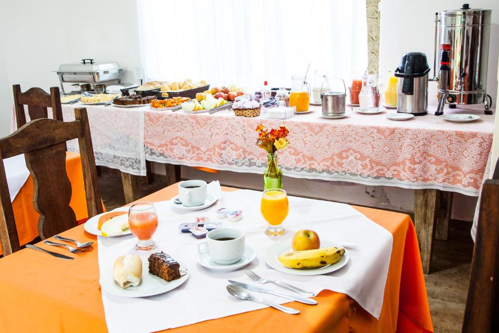布希奥斯贝母特维埃姆布基亚斯酒店的一张桌子,上面放着食物和饮料