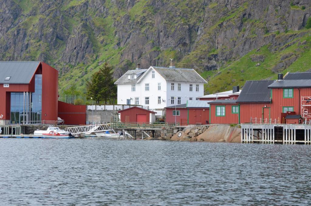 斯塔姆松Angelas Fjord Suite的一群水体旁的建筑物和房屋