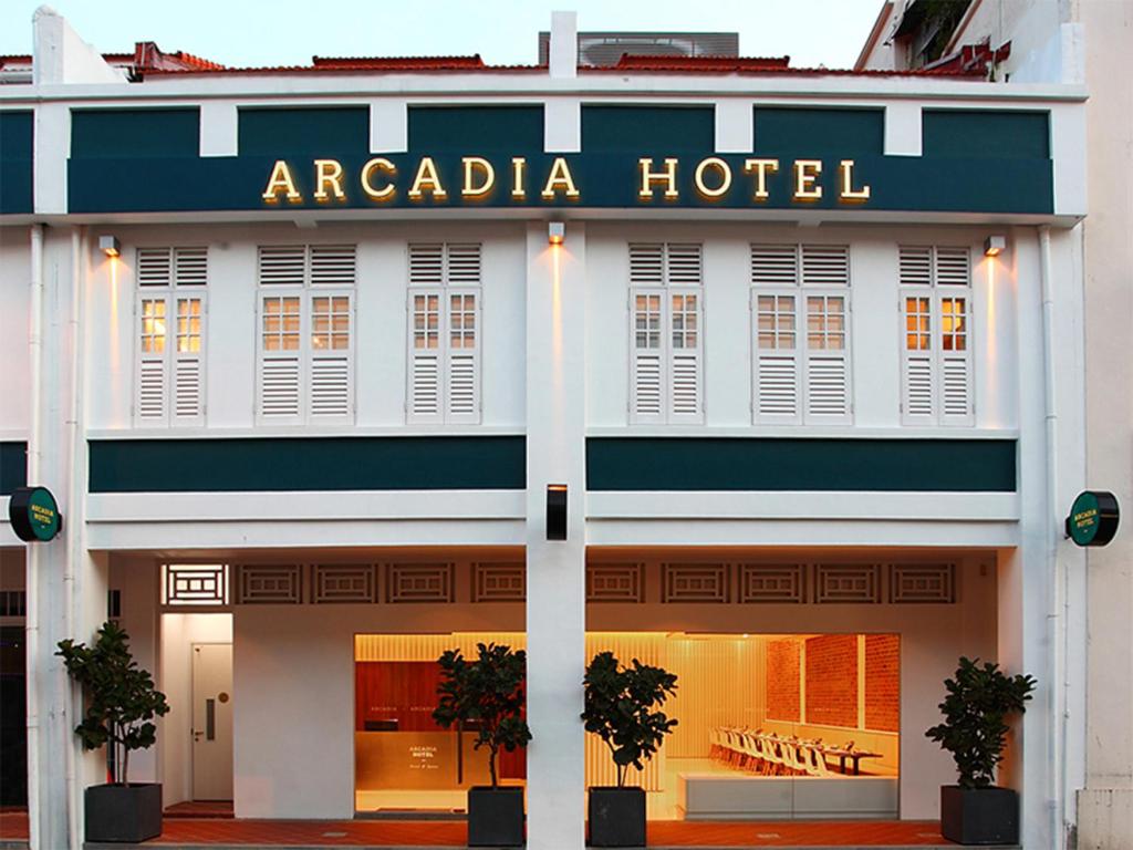新加坡Arcadia Hotel的带有读取aradiadi酒店标志的酒店