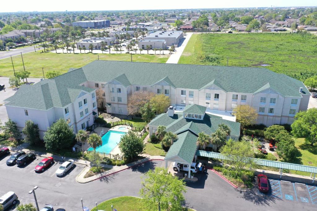 肯纳Kenner Garden Hotel, New Orleans Airport的享有大楼空中景色,设有停车场