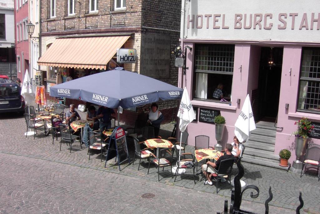 巴哈拉赫斯塔莱克伯格咖啡厅酒店的大楼前的咖啡馆,带桌椅