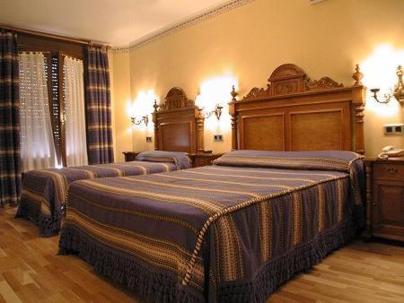 莫雷拉牧师酒店的一间酒店客房,房间内设有两张床