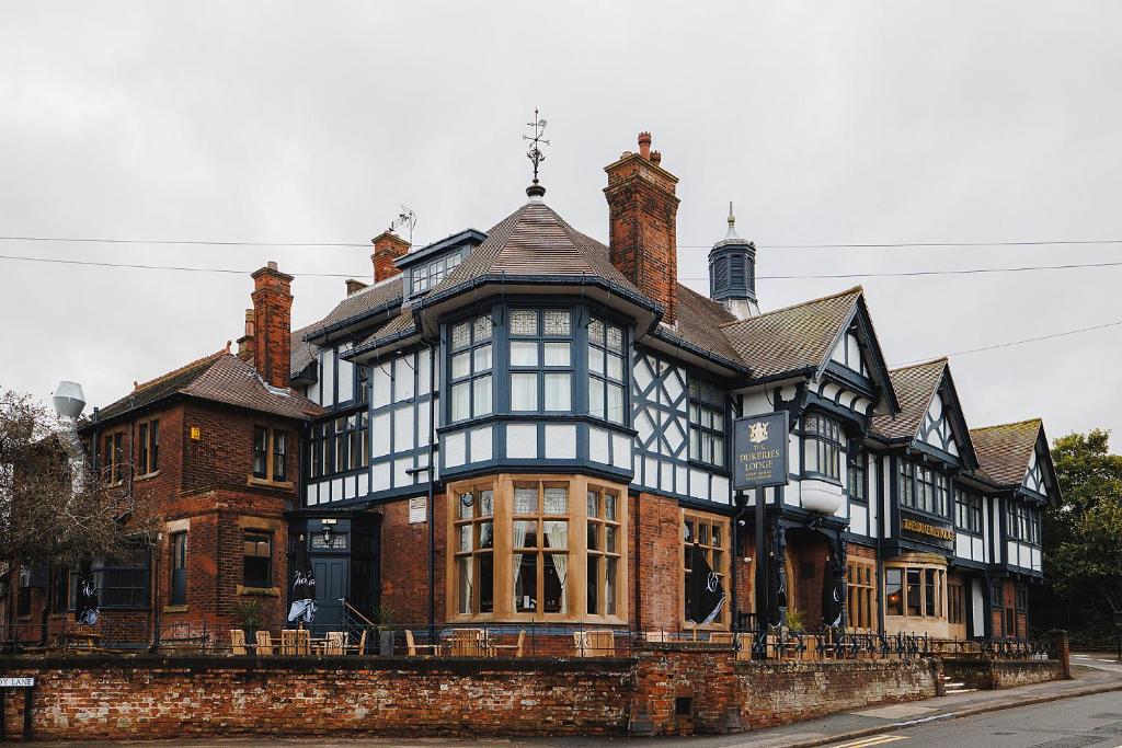 埃德温斯托The Dukeries Lodge, Edwinstowe, Nottinghamshire的一座黑白装饰的大型建筑