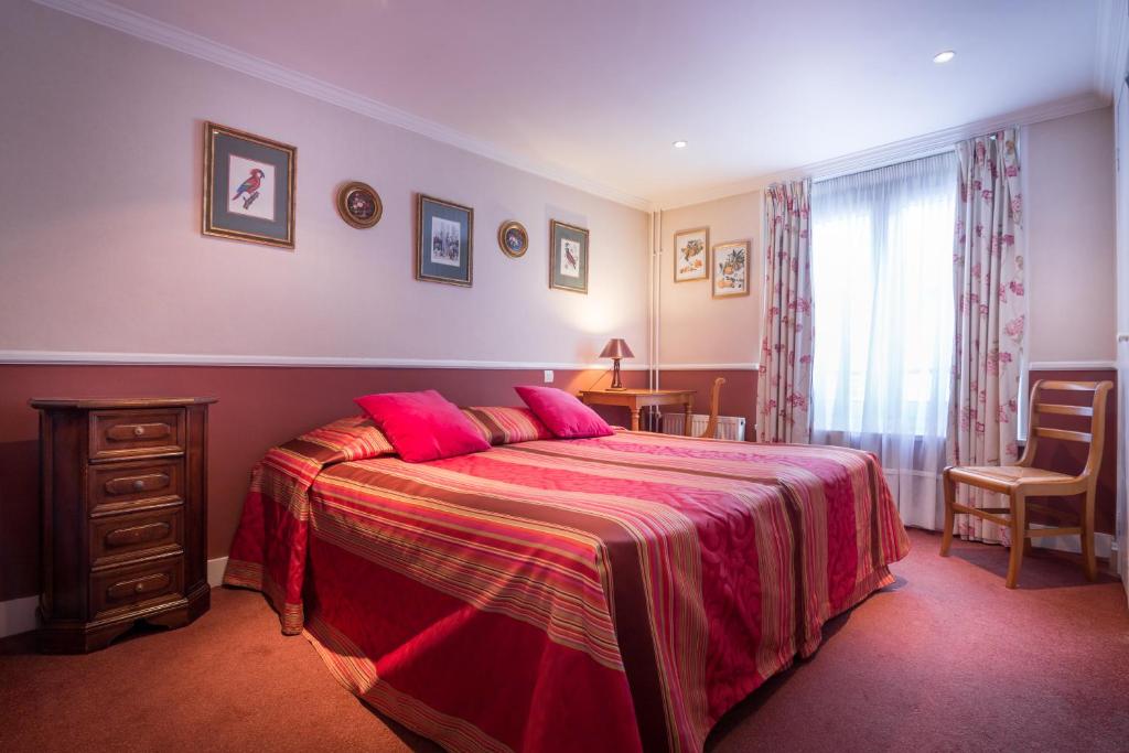 巴黎Hotel des Arts - Cite Bergere的一间卧室配有一张带粉红色床单的大床