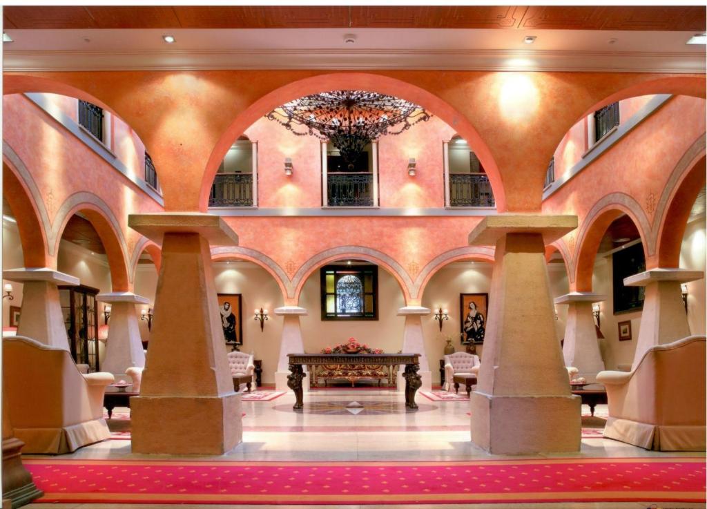 索托德尔瓦尔科马格达莱纳宫殿酒店的大楼内带吊灯的大大厅