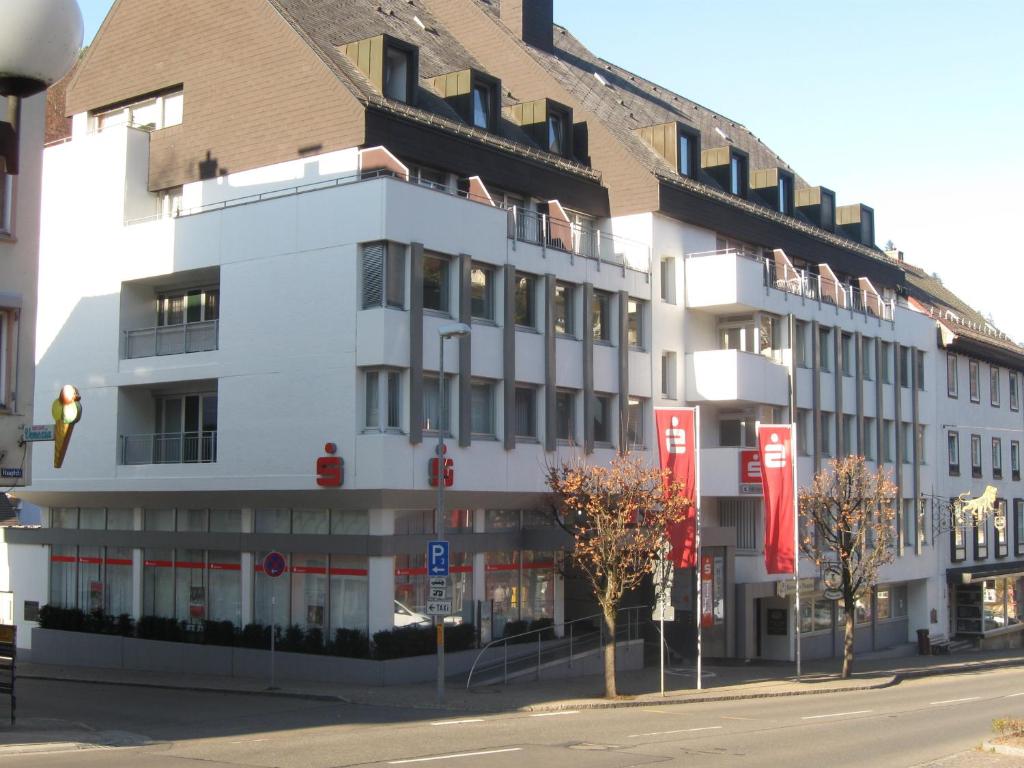 特里贝格伽尼中心酒店的街道边的白色建筑