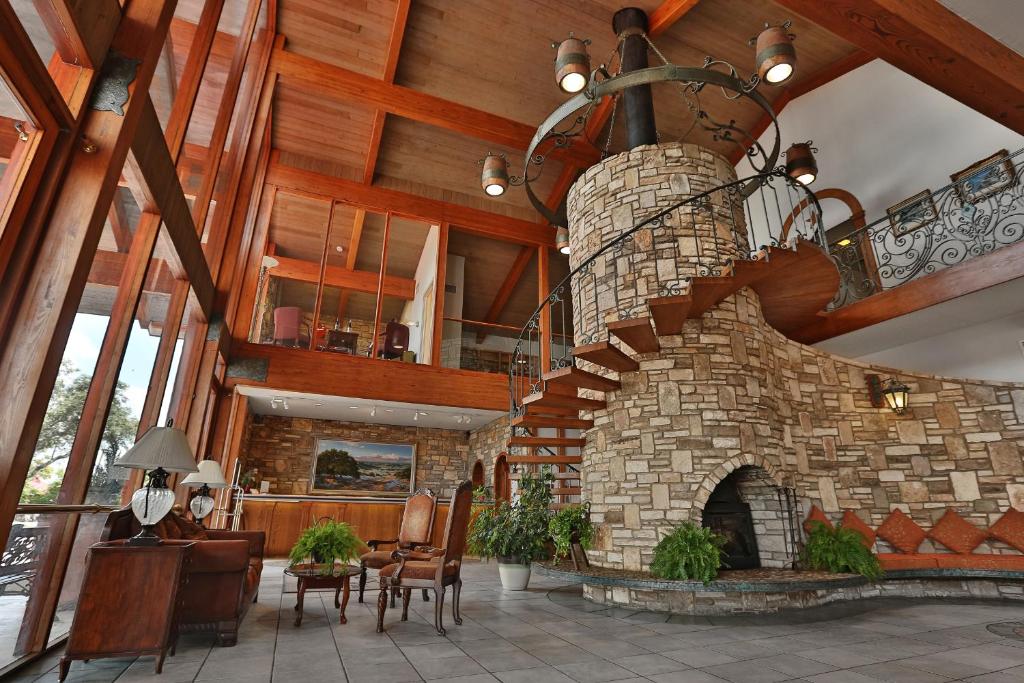 克尔维尔山丘会议中心酒店的大型客厅设有石制壁炉