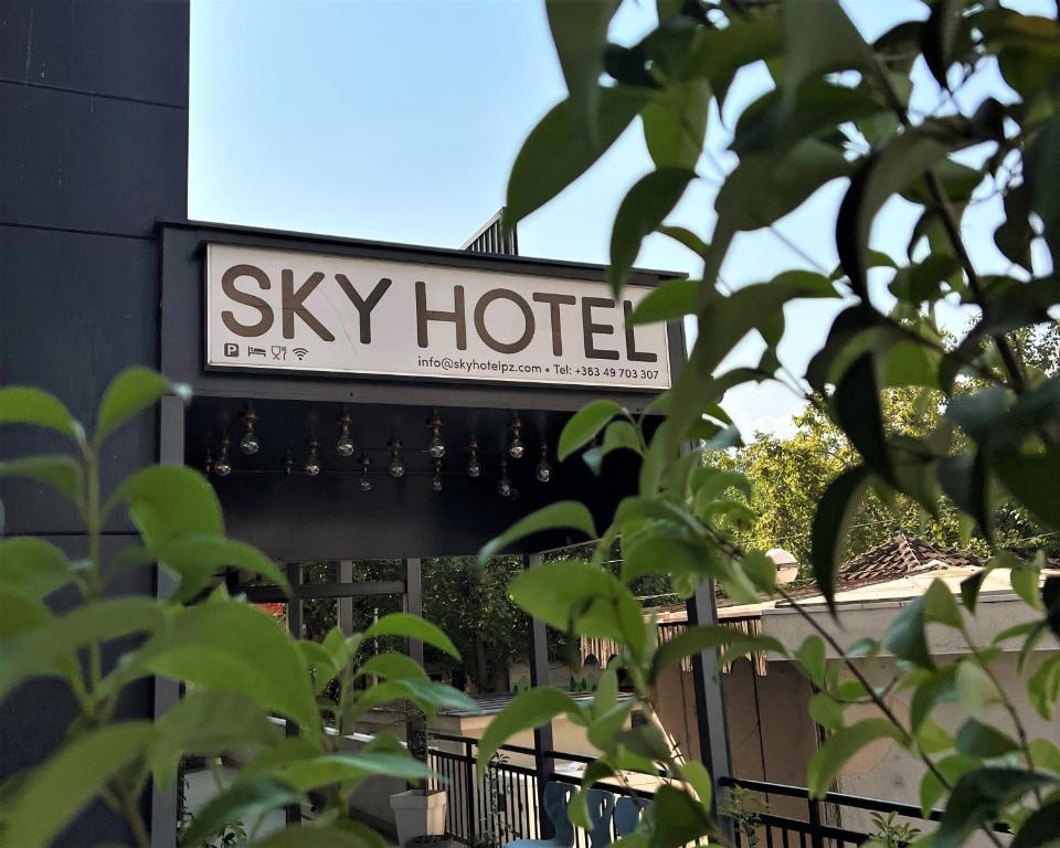 普里兹伦Sky Hotel的建筑一侧天空酒店的标志