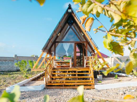 南威Unique A-Frame Cabin near to Nungwi Beach的火车轨道上的小房子