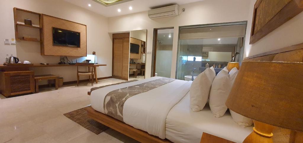 乌布Purana Suite Ubud的一间卧室,卧室内配有一张大床