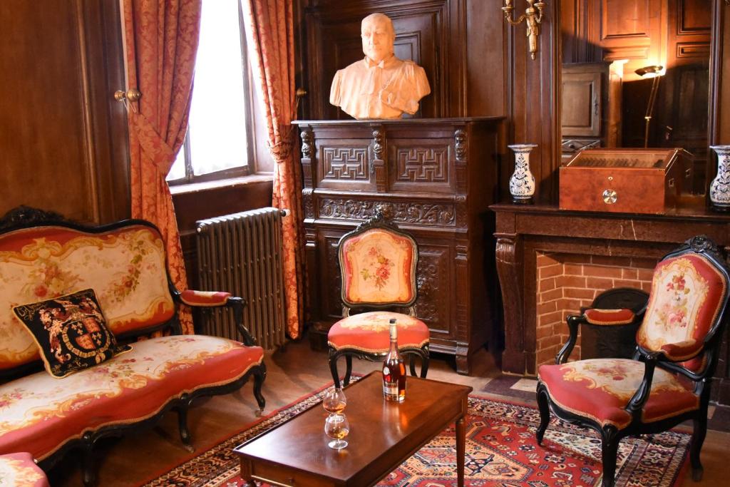 杜埃Château Hôtel de Warenghien的客厅,壁炉上摆放着男人的雕像