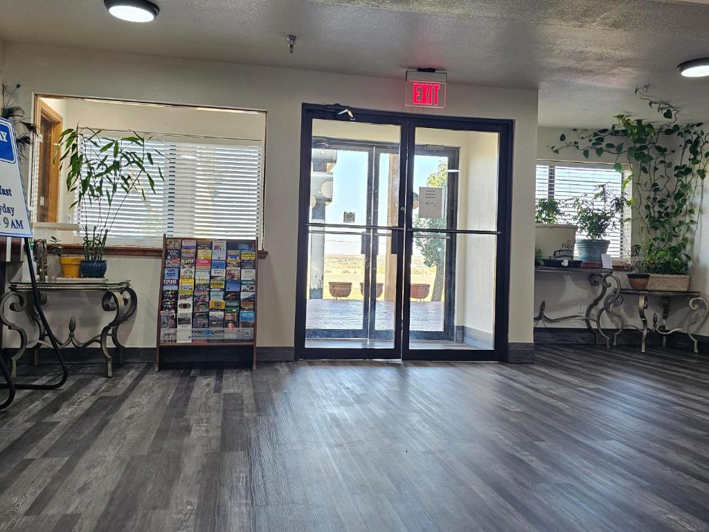 图克姆卡里Rodeway Inn的门上带有出口标志的商店入口