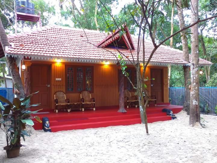 马拉利库兰马拉瑞海滨民宿的前面有红色地毯的小房子