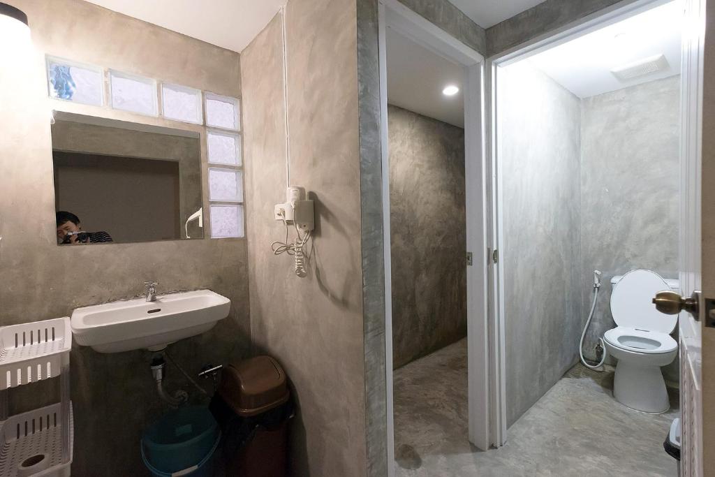 Les Fleurs Bangkok Hostel的一间浴室