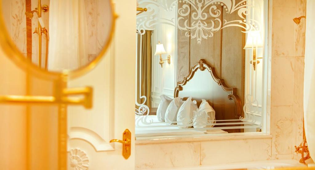 乌兰巴托比谢尔特酒店的一间带镜子的浴室和一张带白色枕头的床