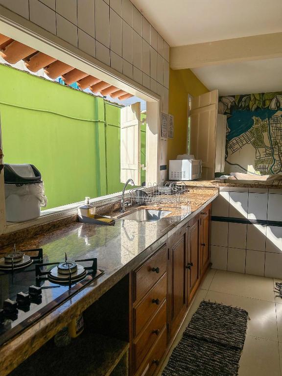 Hostel Morada do sol Paraty的厨房或小厨房