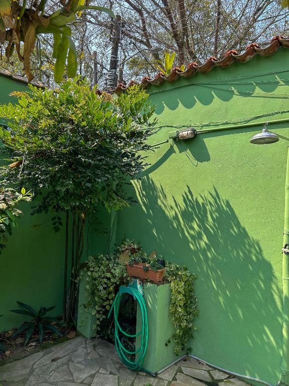 Hostel Morada do sol Paraty外面的花园