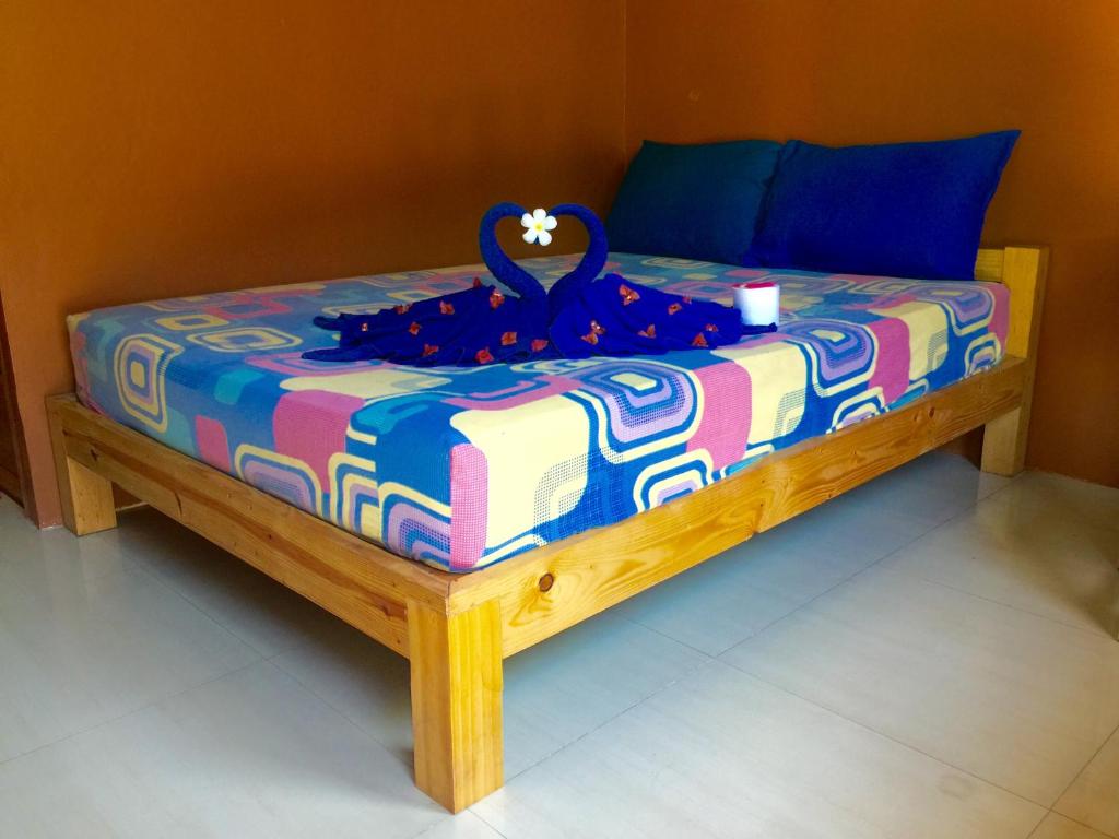 沙美岛密斯蒂姆楼酒店的床上有蓝色多彩的毯子