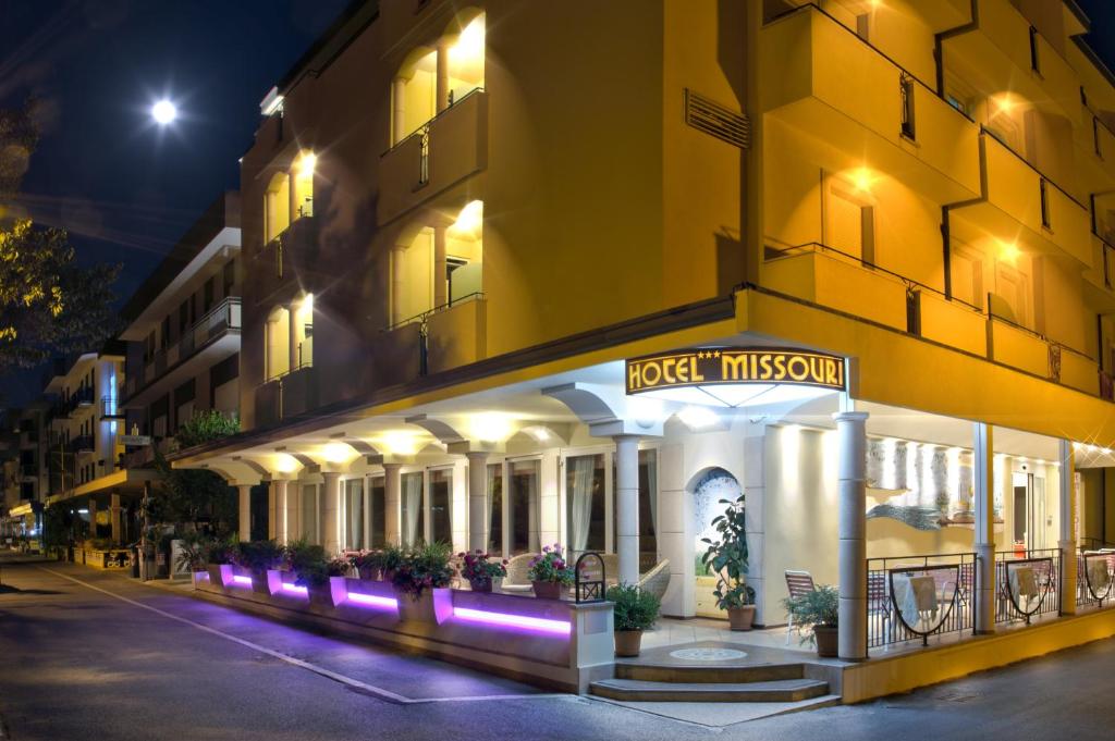 贝拉里亚-伊贾马里纳密苏里酒店的夜间在建筑物前的商店