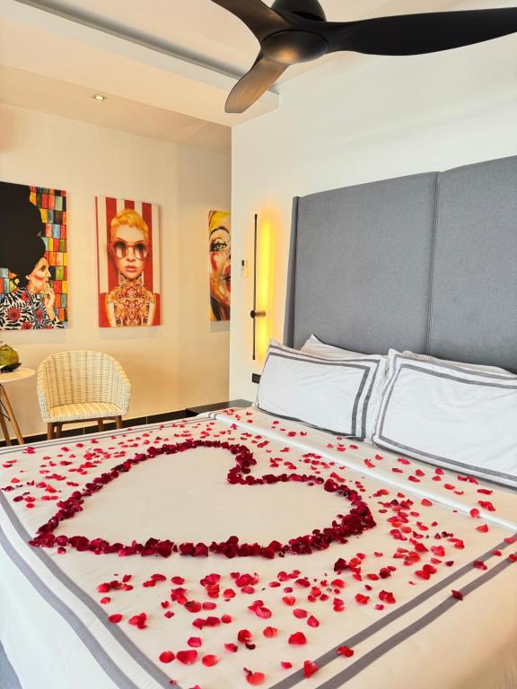 Epic Suites Bohol ADULTS ONLY客房内的一张或多张床位