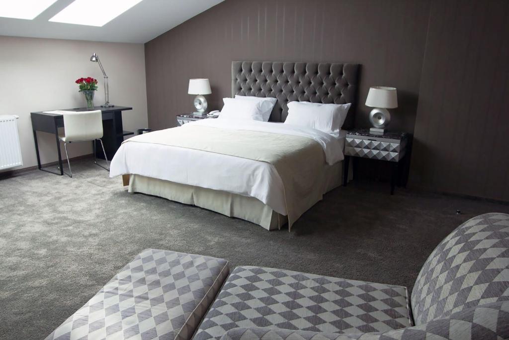 维也纳维也纳套房酒店的一间大卧室,配有一张大床和一张书桌