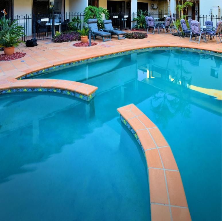 布里斯班奎斯特阿思卡特酒店的蓝色水中的酒店的游泳池