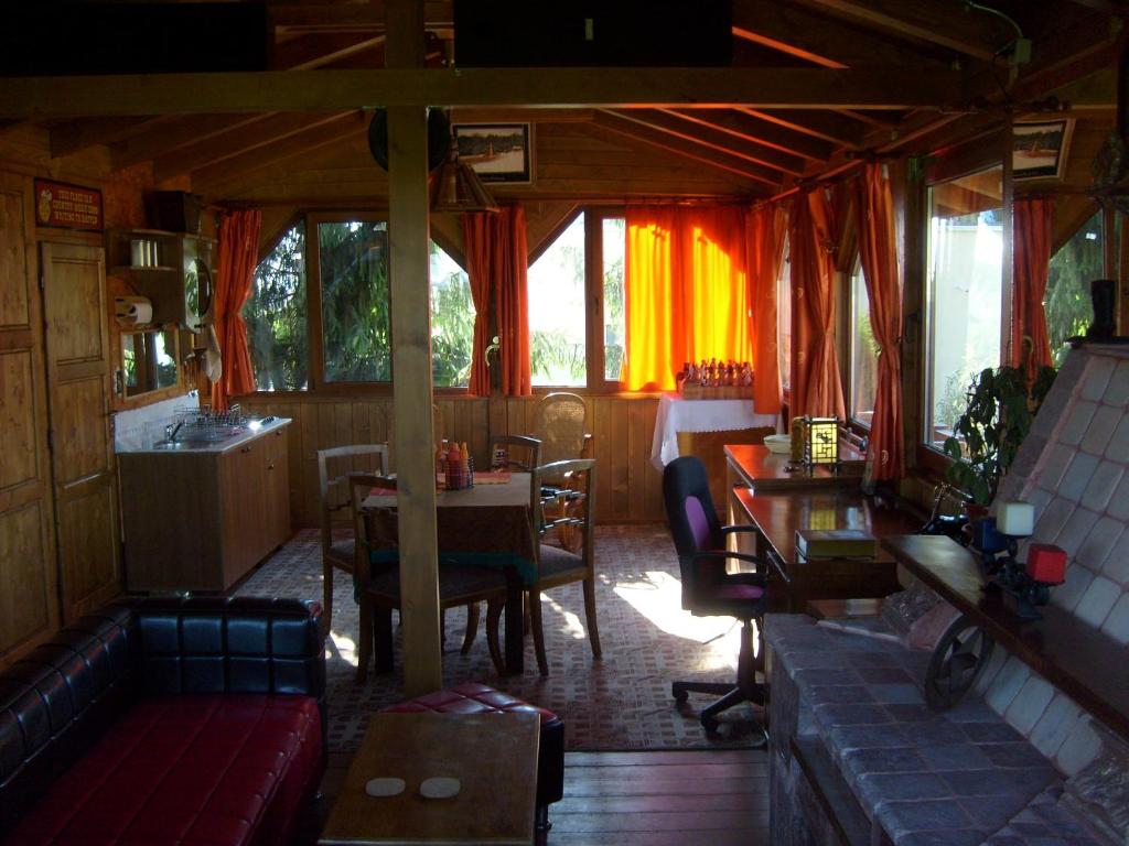 克卢日-纳波卡特兰西瓦尼亚牛仔小屋乡村民宿的一间带桌椅和窗户的用餐室