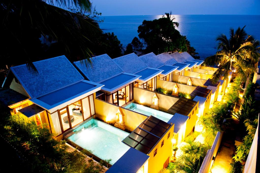 查汶Pawanthorn Samui - SHA Plus的享有别墅空中景色,晚上设有游泳池