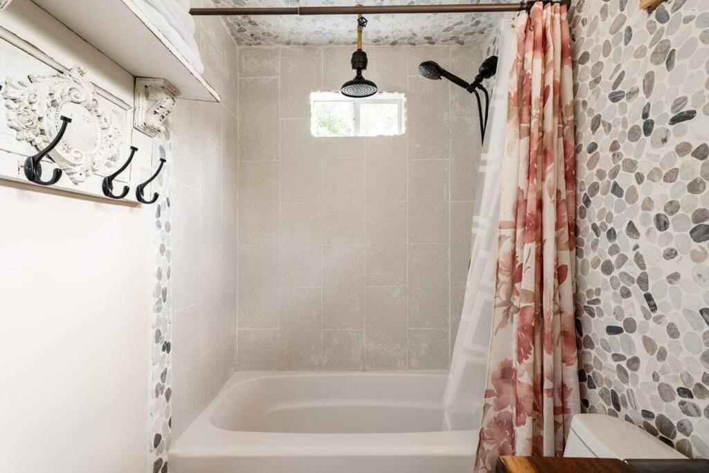 奥斯汀Cozy Coop Casita - Lake Travis-Hot Tub-Tiny House的带浴缸和浴帘的浴室