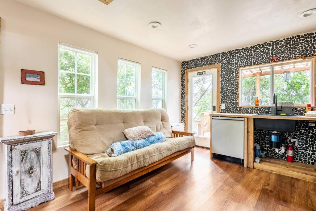奥斯汀Cozy Coop Casita - Lake Travis-Hot Tub-Tiny House的带沙发和壁炉的客厅