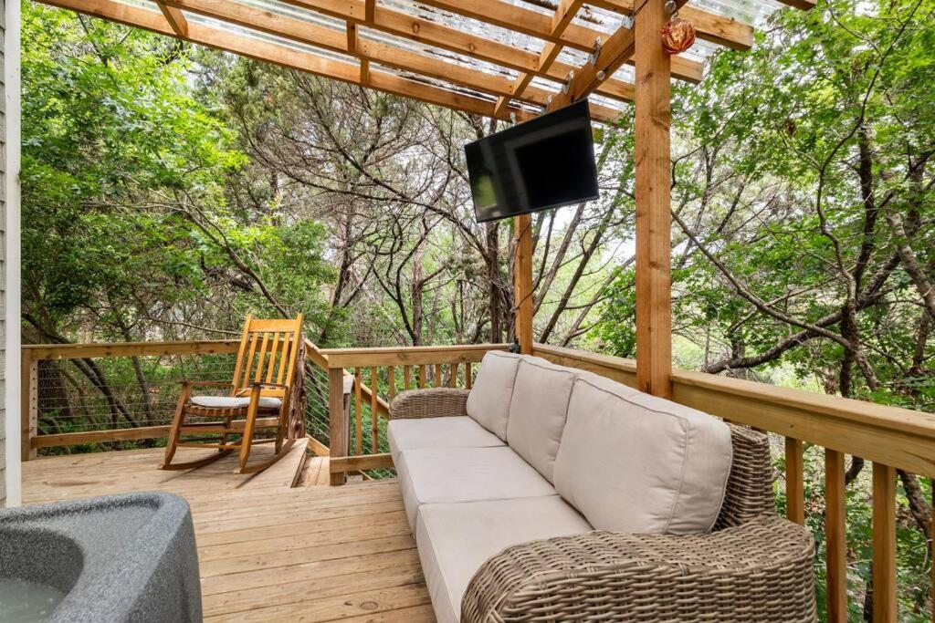 奥斯汀Cozy Coop Casita - Lake Travis-Hot Tub-Tiny House的甲板上设有1个带沙发和电视的门廊