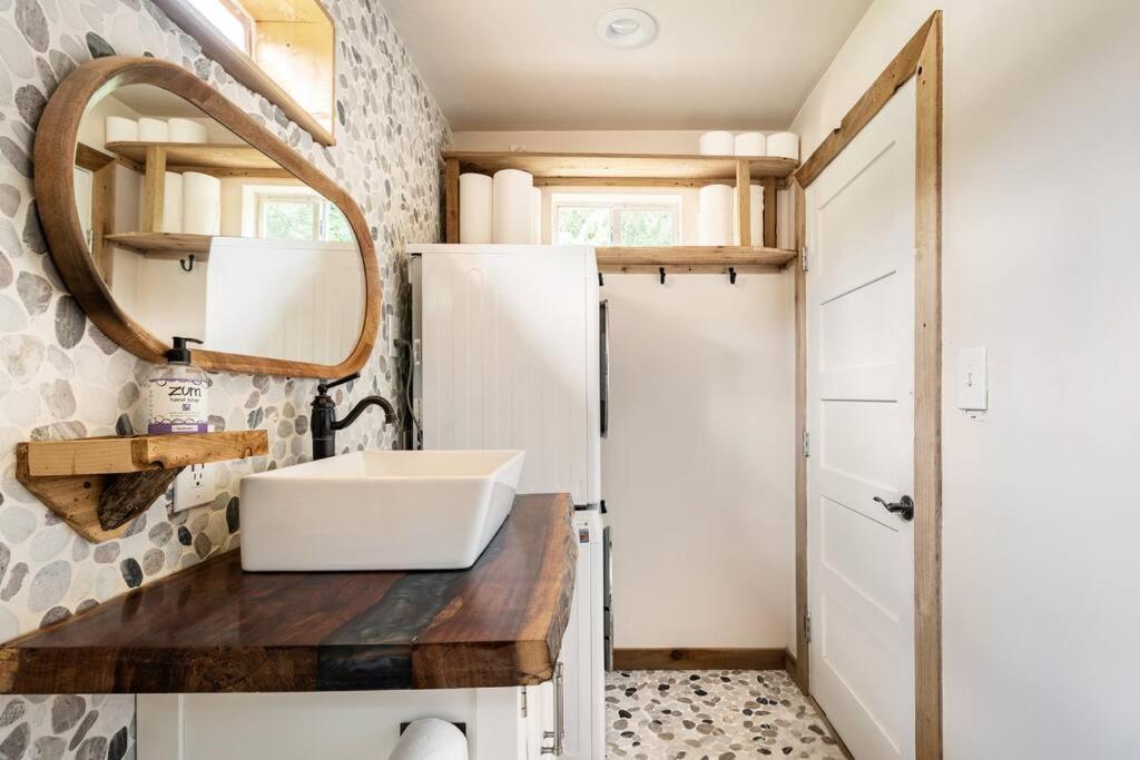 奥斯汀Cozy Coop Casita - Lake Travis-Hot Tub-Tiny House的带水槽和镜子的浴室