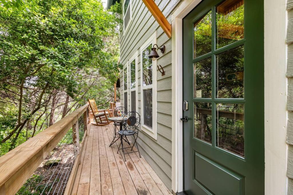 Cozy Coop Casita - Lake Travis-Hot Tub-Tiny House外面的花园